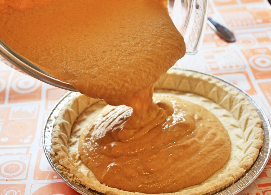 Simple Pumpkin Pie Recipe ->www.whatsupcourtney.com #recipe #pumpkinpie