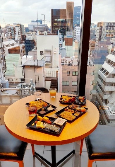Breakfast with a Tokyo city view at Candeo Hotels Shimbashi