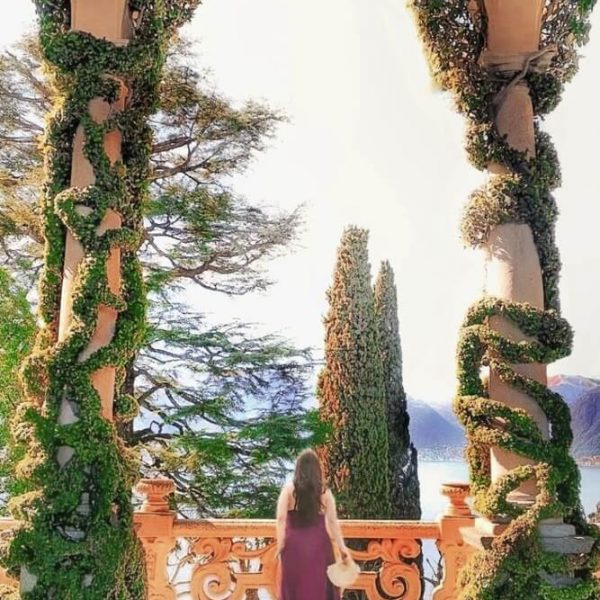 Courtney posing between the arches in Villa del Balbianello Lake Como