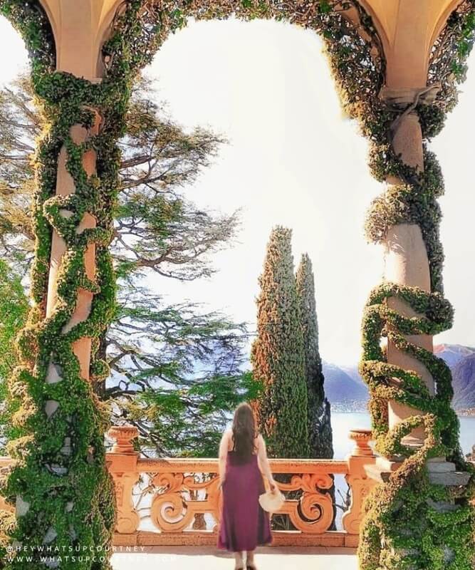 Courtney posing between the arches in Villa del Balbianello Lake Como