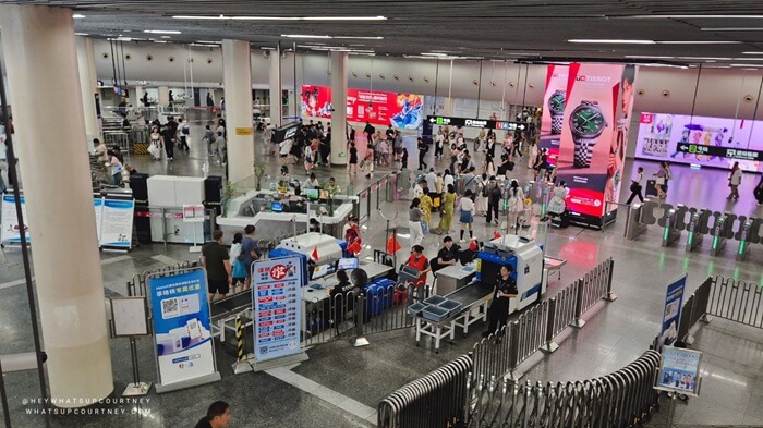 Train station Shanghai luggage check