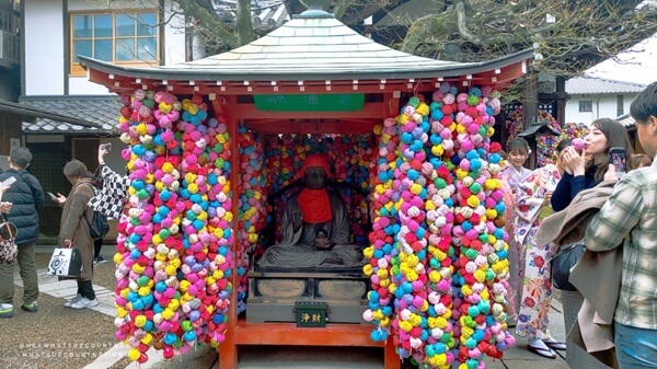 The pom pom balls at Yasaka Kōshin-dō temple in Kyoto